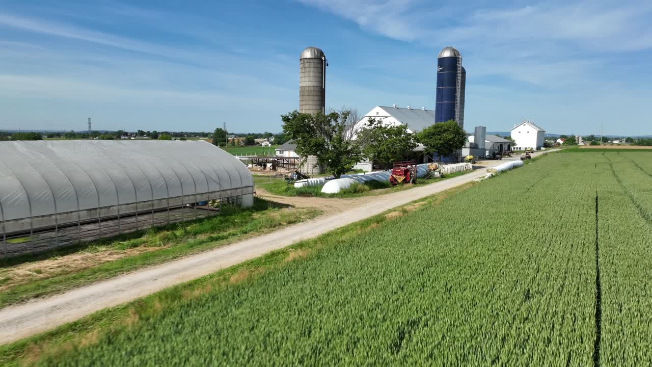granja con silos, graneros y invernaderos en los estados unidos