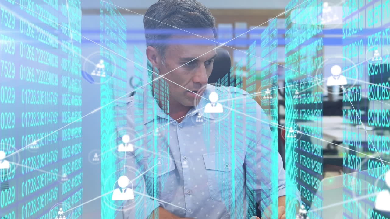 animación de la red de conexiones con iconos sobre el empresario caucásico en la oficina.