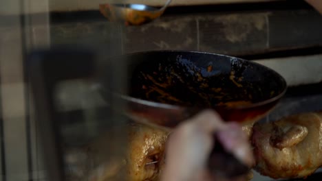 pollo asado girando lentamente en el horno