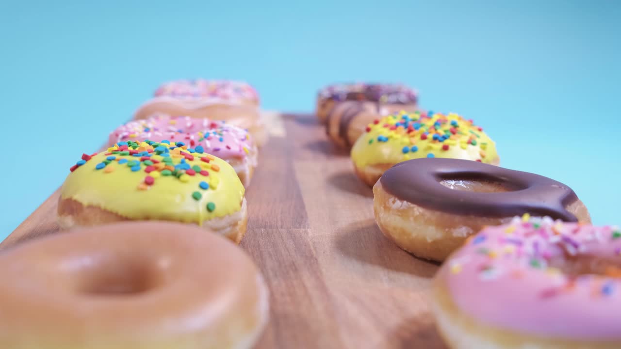 deliciosas rosquillas en una mesa de madera 4k