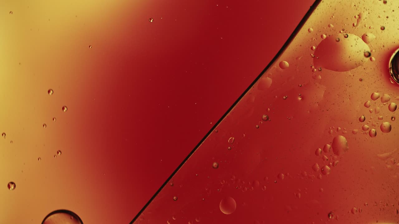 추상적인 다채로운 음식 기름 방울 거품과 구가 흐르고