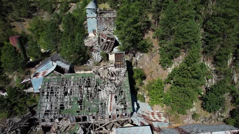 Ruinas-De-Una-Mina-De-Oro-Abandonada-En-Keystone,-Dakota-Del-Sur:-Retirada-Aérea