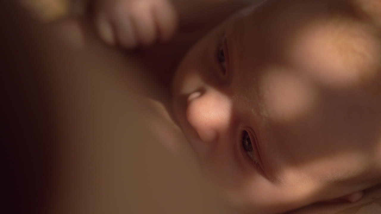 Mãe e bebê fortalecendo o vínculo através da amamentação