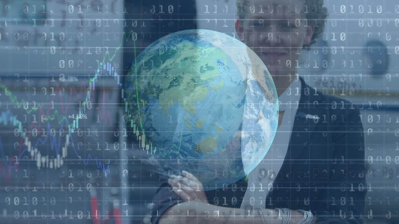 animación del globo, código binario y gráficos sobre una feliz mujer de negocios caucásica sonriendo a la cámara