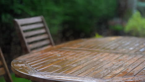 Lluvia-En-La-Ventana-Foco-Tire-Para-Llover-En-La-Mesa-Del-Jardín