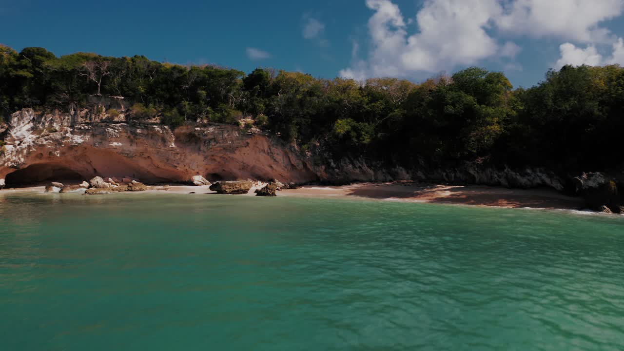 Grotte marine remote su una spiaggia appartata nei Caraibi