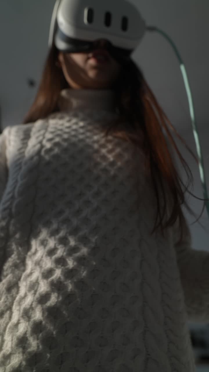 Donna che indossa un auricolare VR