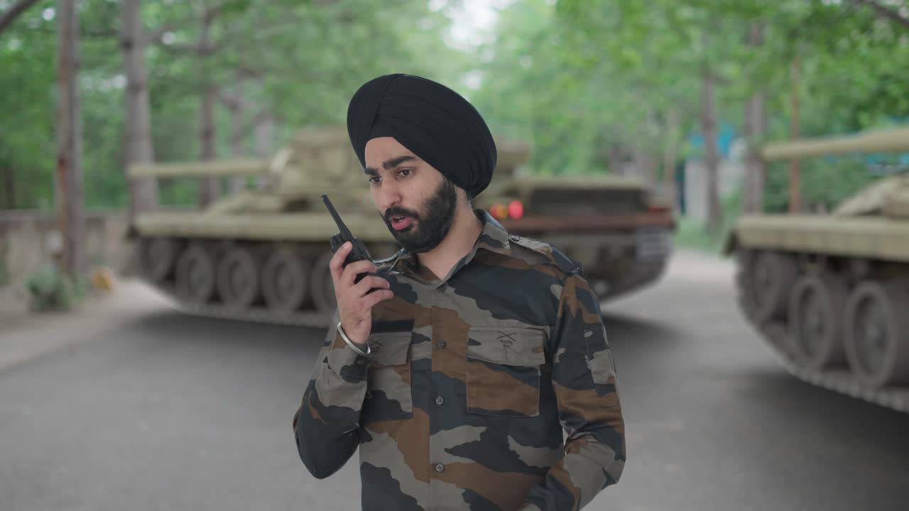 Uomo sikh arrabbiato dell'esercito indiano che urla nel walkie-talkie.