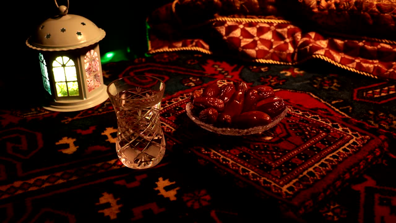 이프타르는 저녁 식사입니다. 장식의 슬라이더 뷰 라마단 카림 휴일 축제 축하 카드, 무슬림의 거룩한 달 라마단의 카림에 대한 초대. 어두운 배경. 선택적 초점