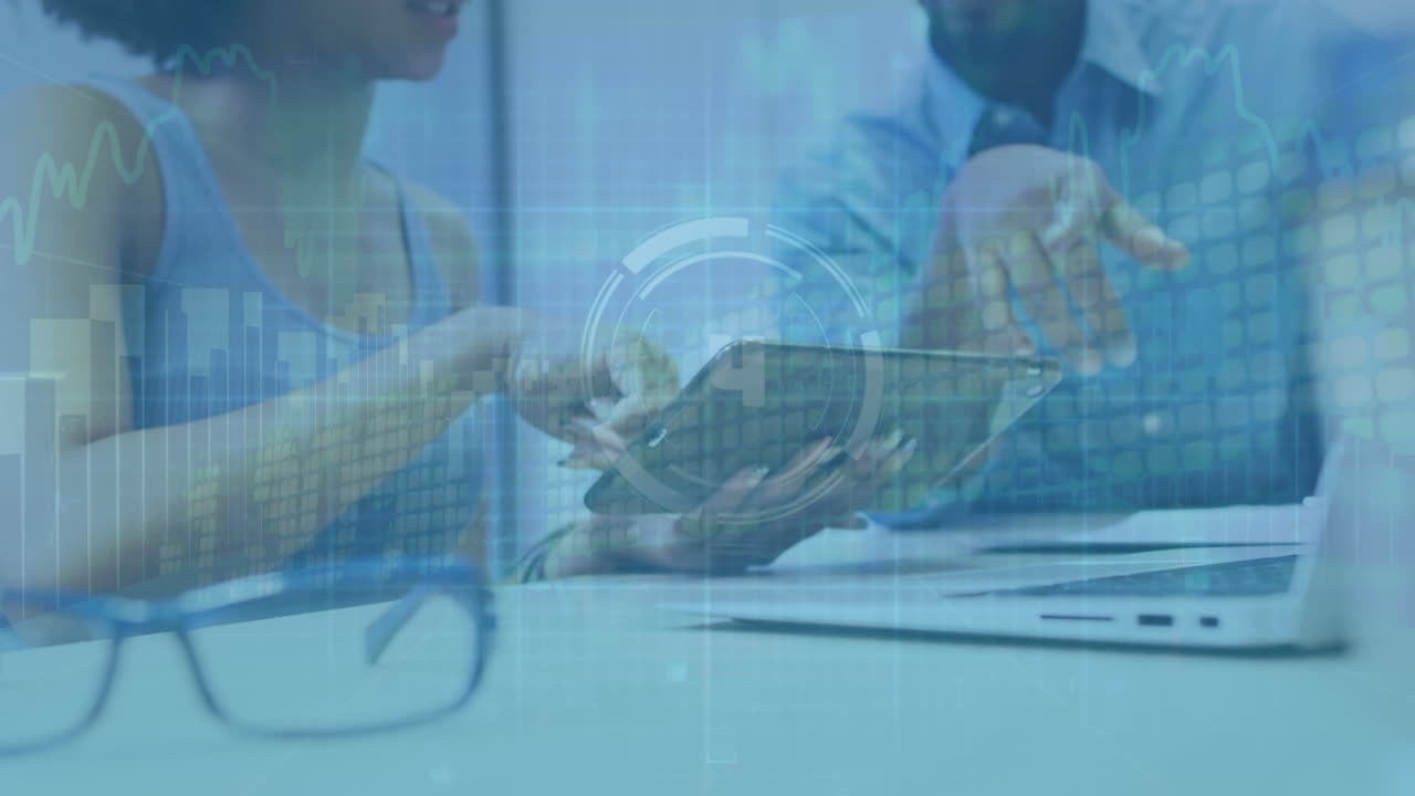 animación del procesamiento de datos sobre una pareja afroamericana de hombres de negocios