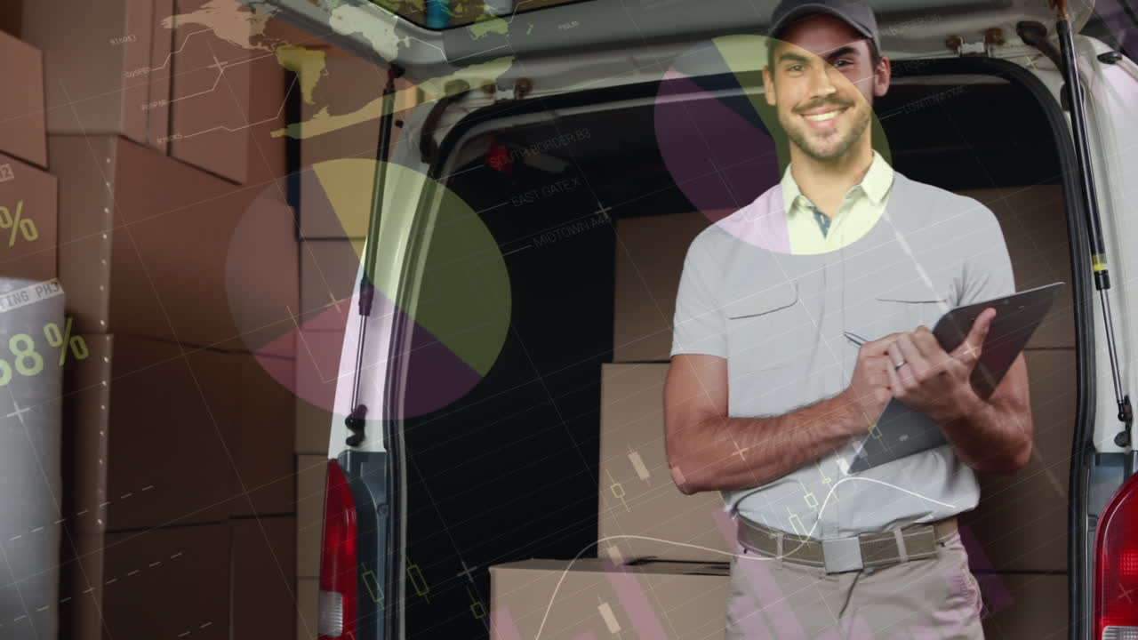 animación del procesamiento de datos sobre el hombre empacando cajas en el coche