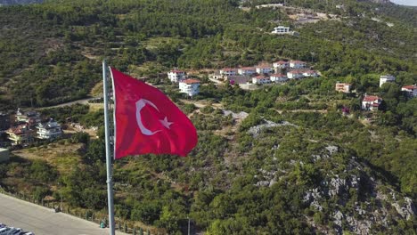 bandera turca volando sobre el área residencial