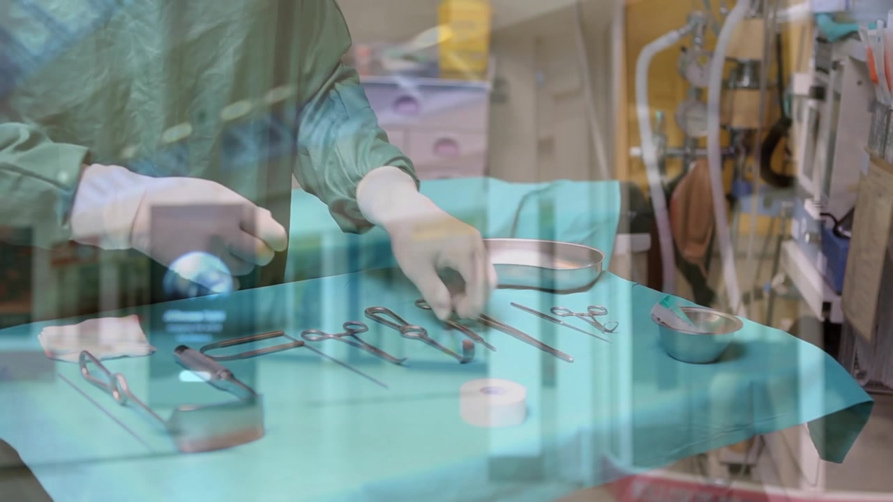Animación de un pasillo sobre las manos de un cirujano caucásico preparándose para operar.