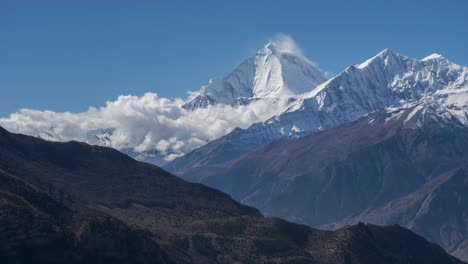 Ein-Zeitraffervideo-Von-Wolken,-Die-über-Die-Schroffen-Himalaya-berge-In-Nepal-Ziehen