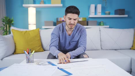 el joven que piensa en una buena idea la encuentra.