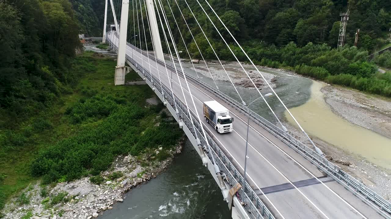 산 의 강 을 가로지르는 케이블 다리 에 있는 트럭