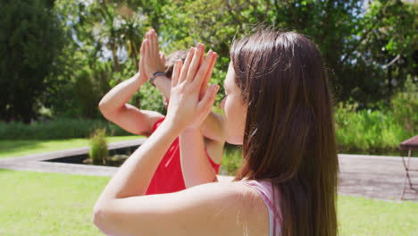 Kaukasischer-Mann-Und-Frau-Praktizieren-Yoga-Pose-Mit-Geschlossenen-Augen-Im-Sonnigen-Park