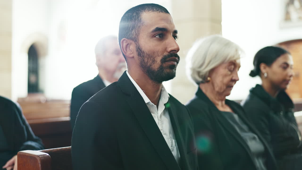 교회 에서 장례식 에서 슬프고 우울 한 사람