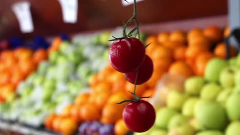 hombre comprando verduras y frutas en una tienda de verduras 7