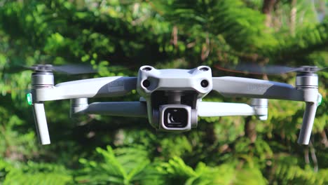 Quadcopter,-Der-An-Einem-Windigen-Tag-An-Der-Gleichen-Stelle-Fliegt,-Mit-Einem-Detaillierten-Vorderteil