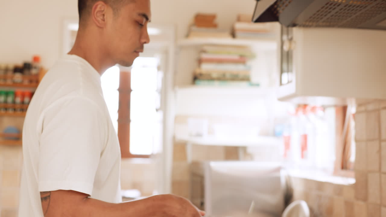 hombre cocinando comida en la cocina de su casa
