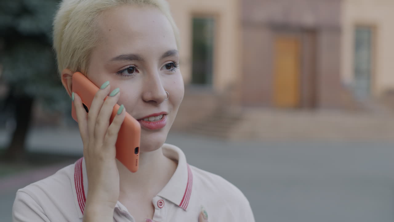 젊은여자가 전화 통화