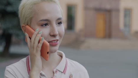 mujer joven hablando por teléfono