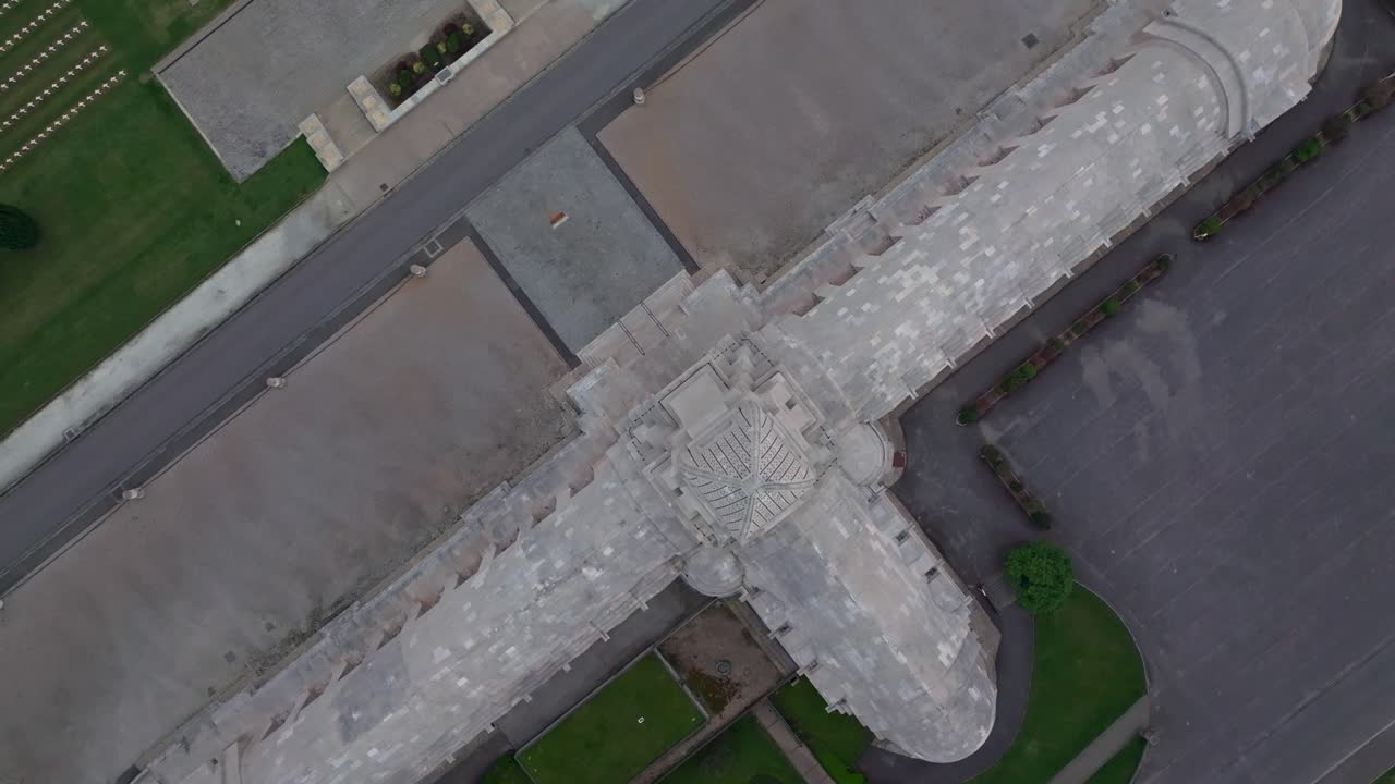 Vista aérea de dron volando sobre el Osario de Douaumont durante la hora dorada