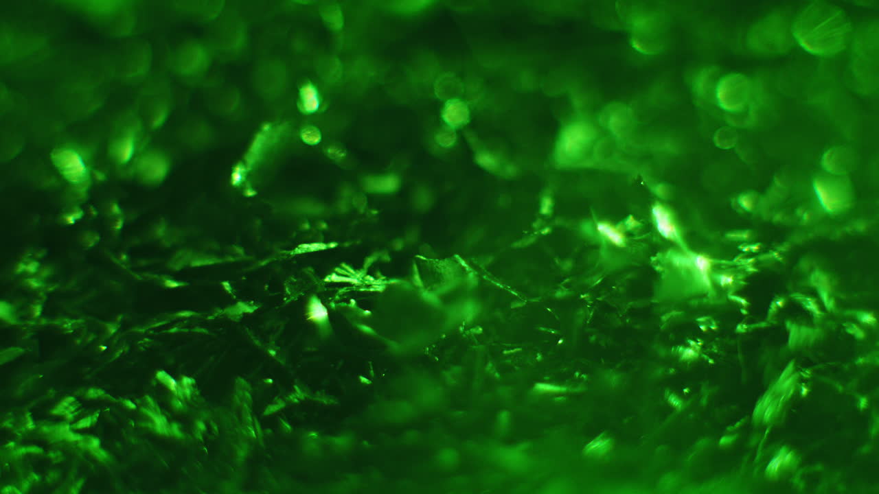 Emerald color metal alloy fillings moving