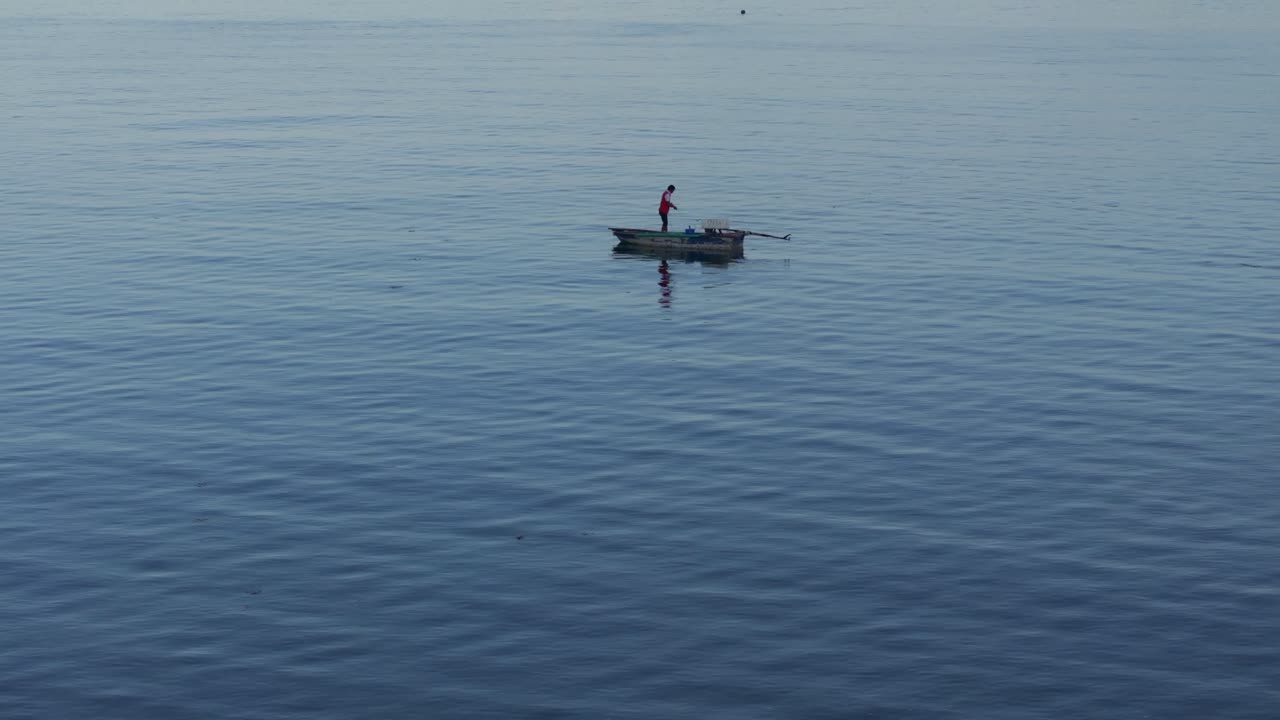 Imbarcazioni per passeggeri ormeggiate all'alba a Labuan Bajo, Flores, Indonesia