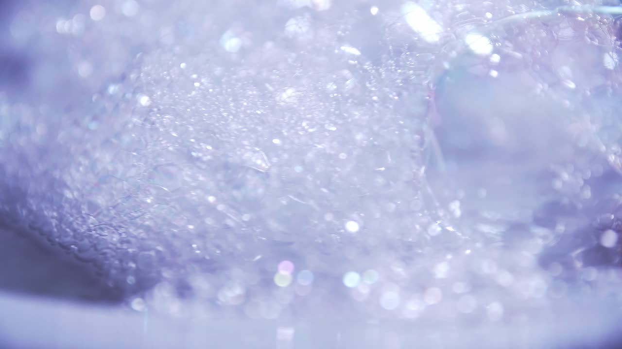 배경 및 디자인을 위해 회전하는 파란색 거품 매크로