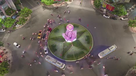 Drone-View-Circle-Traffic-Rusia-Después-En-La-Ciudad-De-Nha-Trang,-Provincia-De-Khanh-Hoa,-Vietnam-Central