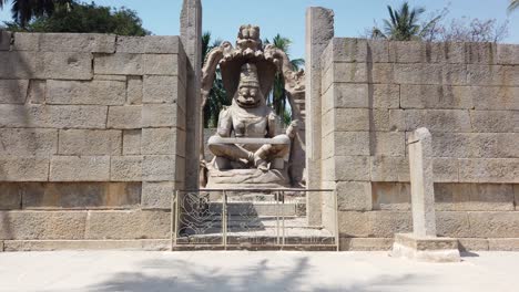 tiro de seguimiento rápido en estatua gigante en hampi, karnataka, india