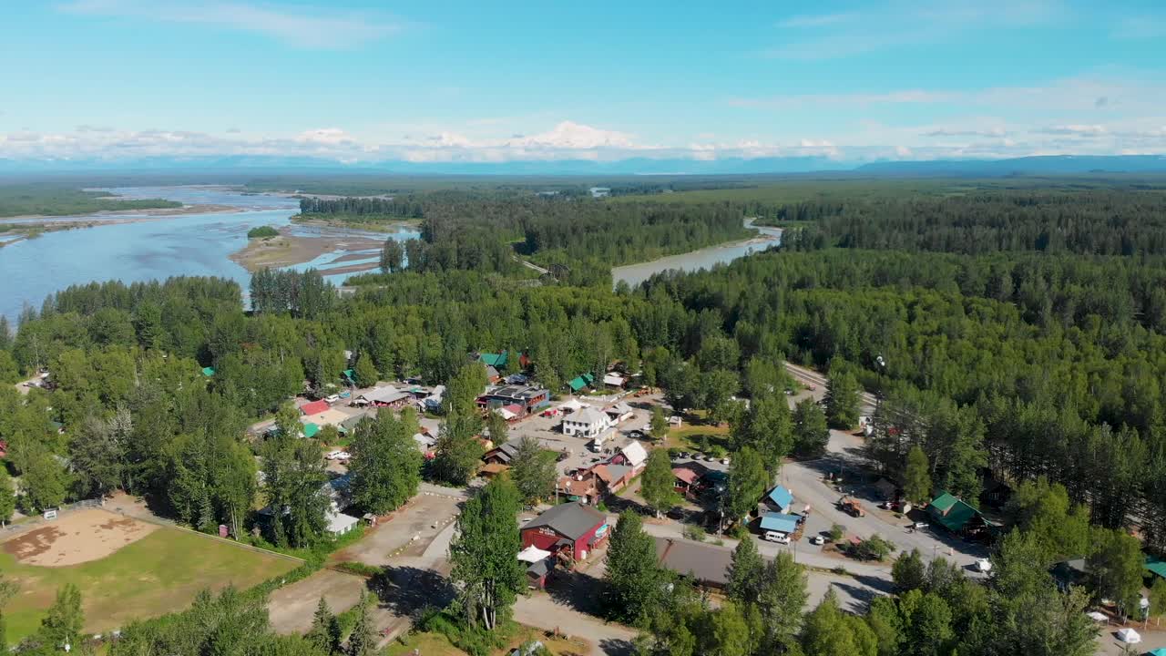 화창한 여름날 데날리 산이 멀리 있는 수시트나 강을 따라 있는 talkeetna, ak의 4k 드론 비디오