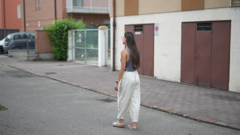 mujer caminando por una calle de la ciudad