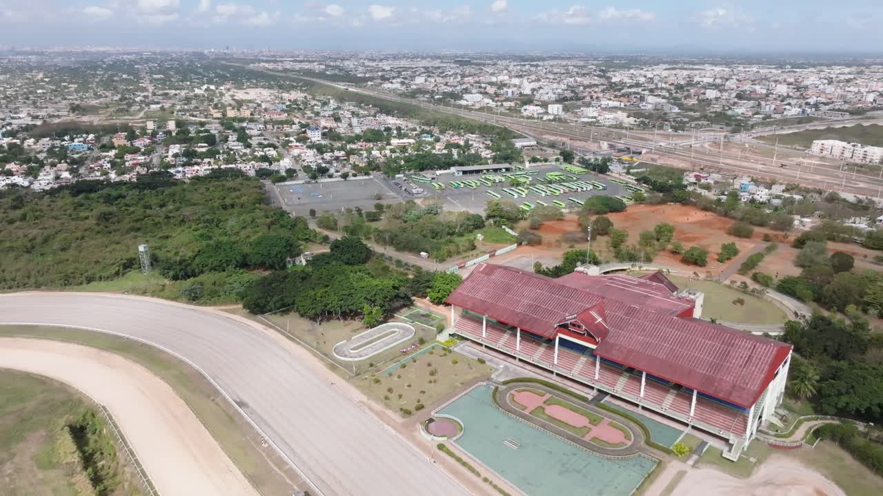 fotografía aérea de aves sobre el hipódromo de santo domingo durante el día soleado, república dominicana