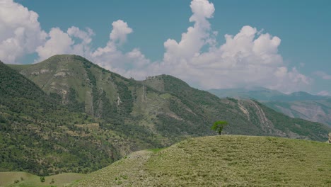 paisaje de montaña con nubes