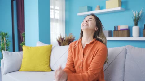 una joven feliz y alegre en casa.