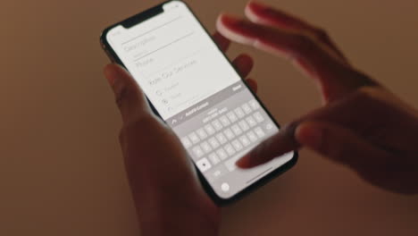 mujer utiliza el teléfono inteligente para la revisión del cliente