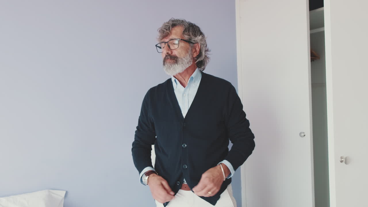 En mand klæder sig på i soveværelset