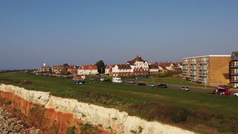 Vista-Aérea-De-Los-Acantilados,-El-Faro-Y-La-Playa-De-Huntanton