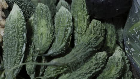 verduras frescas de calabaza en la tienda de verduras amargas para la venta por la noche