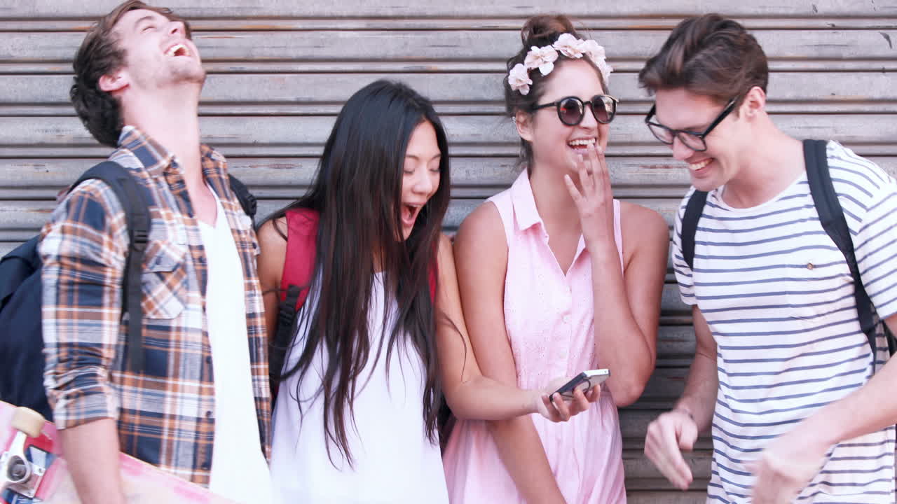 친구들이 스마트폰을 보고 있습니다.