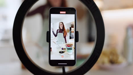 baile influyente, pantalla de teléfono y mujer cocinando