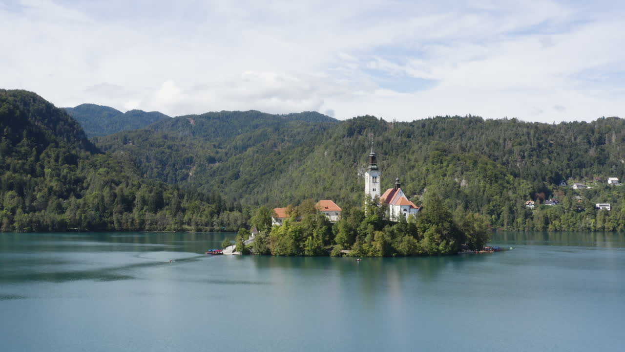 Blick über den Bleder See und die Insel mit der Wallfahrtskirche Mariä Himmelfahrt in Slowenien – Drohnenaufnahme