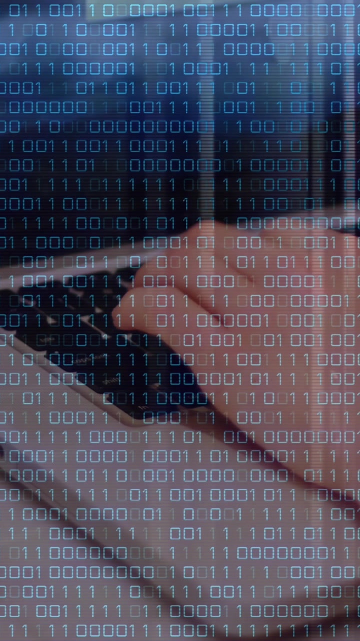 Animazione di elaborazione dati di codifica binaria su una donna che utilizza un laptop in un bar.