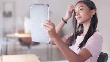 Junge-Glückliche-Frau,-Die-Ein-Selfie-Mit-Einem-Digitalen-Gerät-Macht