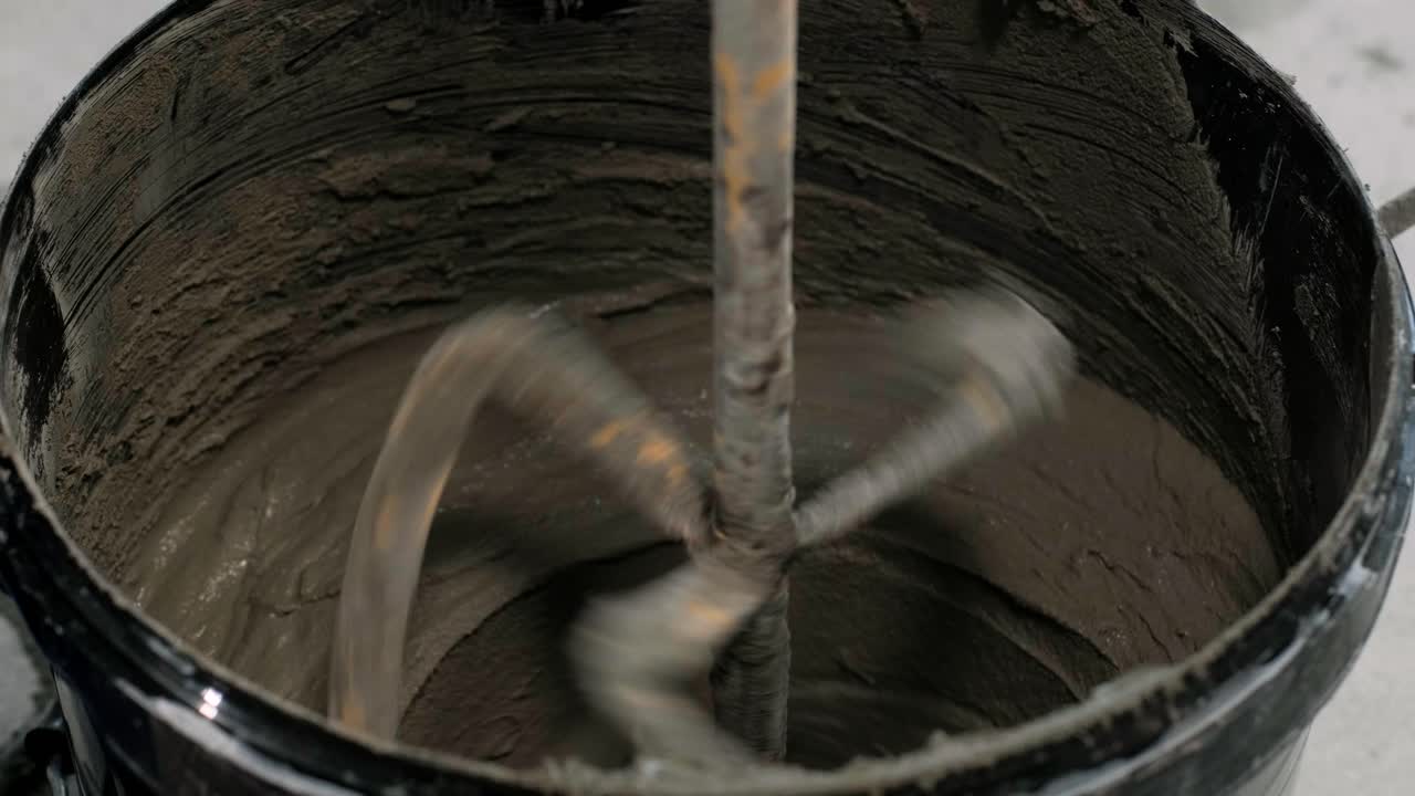 세라 바닥 타일 설치 - 조각을 측정하고 잘라내는 것. 건설, 리모델링, 수리 아파트. 타일 잘라. 타일 절단