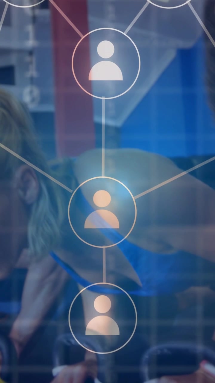 Video vertical: Equipo levantando pesas rusas, aparece una cuadrícula azul, iconos de usuario conectándose para seguimiento.