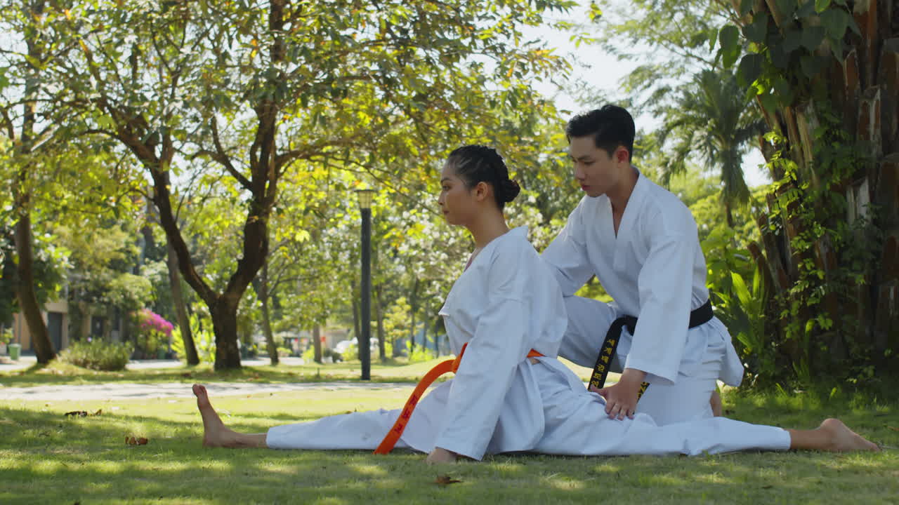 V1-0013_2023.12.14 DI Trung Crossmedia People practising taekwondo00000000.mov